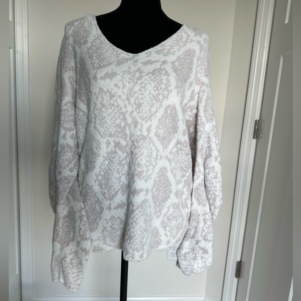 Women’s Express V-Neck Snake Skin‎ Oversized Sweater-Size L